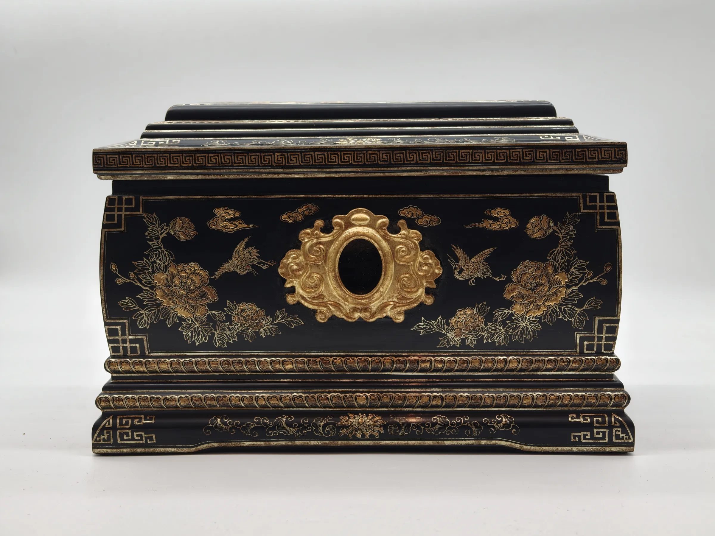 Floral lacquer urn in the atelier